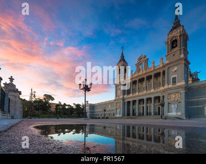 Panoramica della Cattedrale di Almudena (Catedral de La Almudena), Madrid, Spagna, Europa Foto Stock