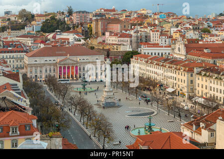 Vista da Santa Justa belvedere sopra Piazza Rossio (Piazza Pedro IV), Lisbona, Portogallo, Europa Foto Stock