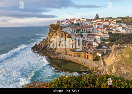 Vista da un belvedere sopra il villaggio, Azenhas do Mar, Comune di Sintra, Portogallo, Europa Foto Stock