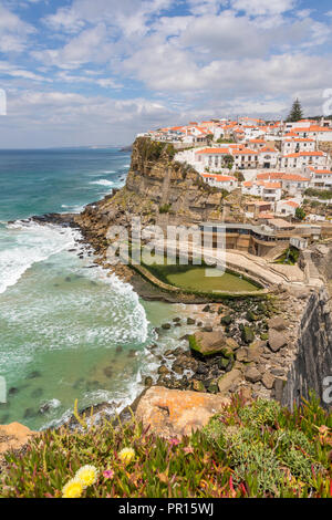 Vista da un belvedere sopra il villaggio, Azenhas do Mar, Comune di Sintra, Portogallo, Europa Foto Stock