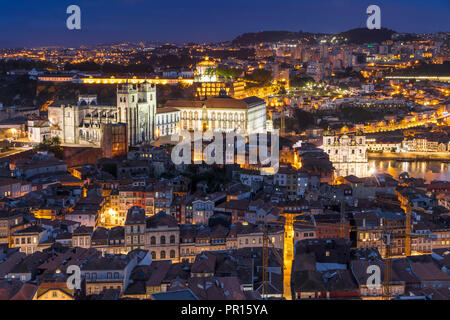 Vista dalla torre campanaria della chiesa Clerigos, Porto, Portogallo, Europa Foto Stock