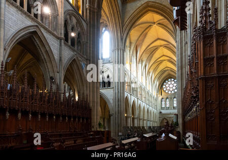 La navata e finestra Occidentale dal cudiero (coro), Truro Cathedral, Cornwall, England, Regno Unito, Europa Foto Stock