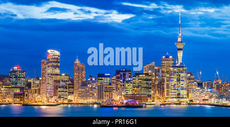 Lo skyline di Auckland, Sky Tower, Waitemata Harbour, CBD, e la zona del molo del lungomare, Auckland, Isola del nord, Nuova Zelanda, Pacific Foto Stock