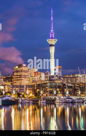 Porto di Viaduct area del litorale e Auckland Marina di notte, lo skyline di Auckland, Sky Tower di Auckland, Isola del nord, Nuova Zelanda, Pacific Foto Stock