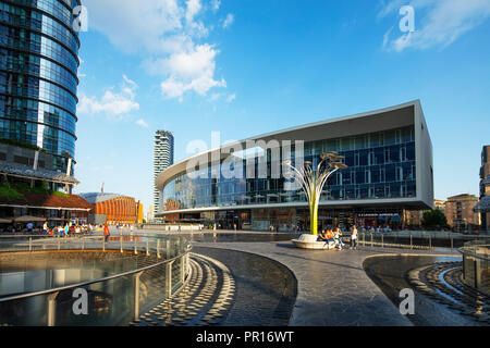 Gae Aulenti piazza nel Puorta Nuova quartiere commerciale e affaristico, Milano, Lombardia, Italia, Europa Foto Stock