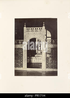 Agra; lo schermo che racchiude i sarcofagi all' interno del Taj; Samuel Bourne, inglese, 1834 - 1912, Agra, India Foto Stock