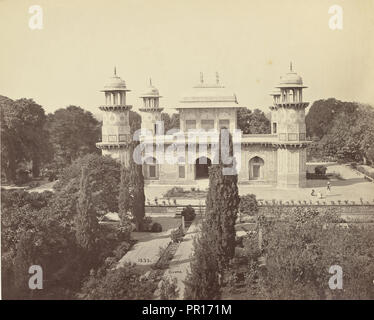 Agra; il mausoleo del principe Etmad-Dowlah, dal Gate; Samuel Bourne, inglese, 1834 - 1912, Agra, India; circa 1866 Foto Stock