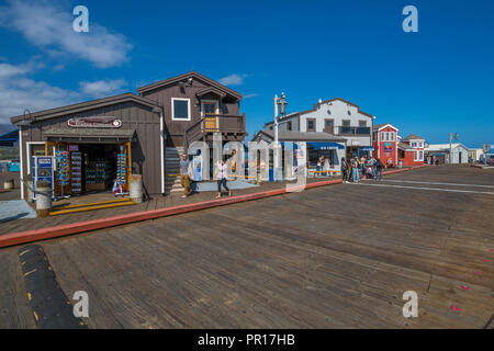 Vista di negozi su Stearns Wharf, Santa Barbara, Santa Barbara County, California, Stati Uniti d'America, America del Nord Foto Stock