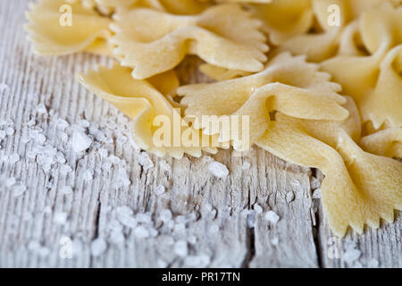 La pasta grezza closeup su sfondo di legno Foto Stock