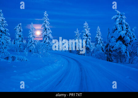 Super luna (luna piena) paesaggio, Lapponia, Pallas-Yllastunturi National Park, Lapponia, Finlandia, Europa Foto Stock