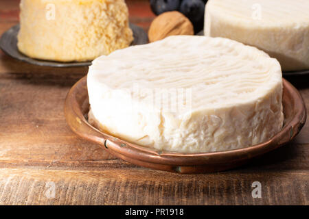Camembert, umido, morbida e cremosa, superficie-stagionati di latte di vacca Formaggio prodotto in Normandia, Francia settentrionale. Foto Stock