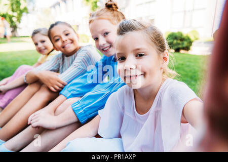 Un gruppo di studentesse felice tenendo selfie mentre spendere tempo insieme Foto Stock