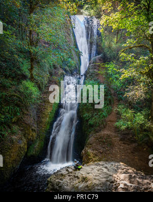 Bridal Veil Falls è una cascata situata sul velo nuziale Creek in Columbia River Gorge nella contea di Multnomah, Oregon, Stati Uniti Foto Stock