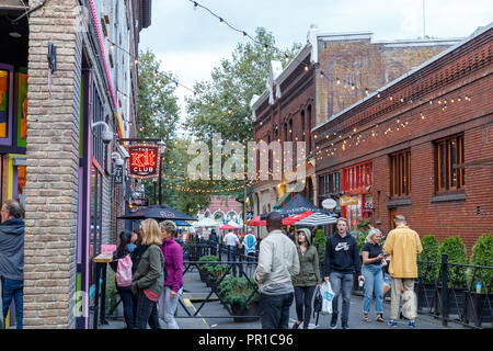 Portland, Oregon - Sep 16, 2018 : vista della terza Avenue nel centro di Portland foderata di club e bar Foto Stock