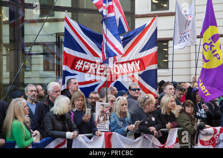 Tommy Robinson sostenitori allegria estrema destra attivista al di fuori del vecchio Bailey corte. Foto Stock