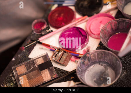 Varie la vernice e make-up box mantenuto sul tavolo Foto Stock