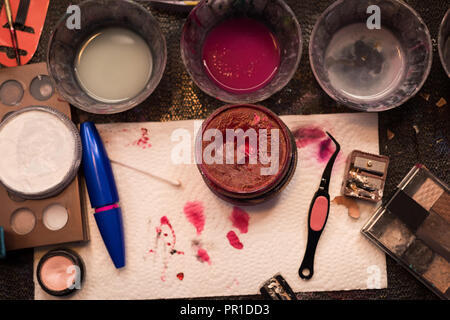 Varie la vernice e make-up box mantenuto sul tavolo Foto Stock