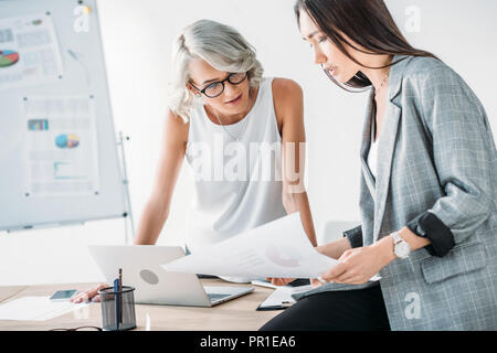 Imprenditrici multiculturale guardando i documenti di office Foto Stock