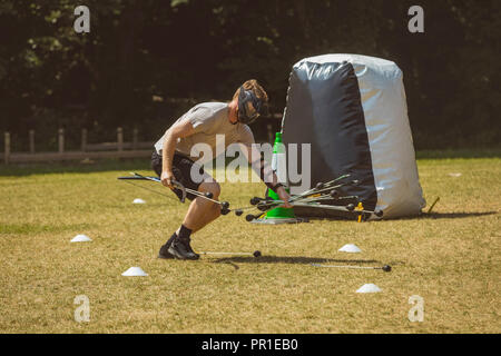 Man Picking freccia nella formazione Foto Stock