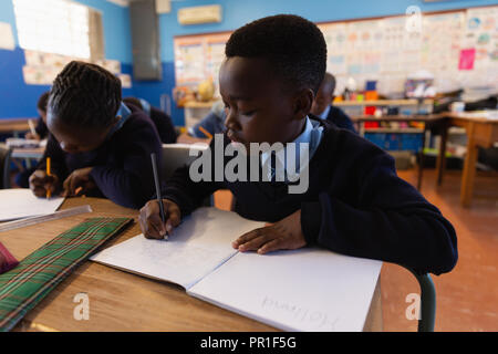 Gli studenti che studiano in classe Foto Stock