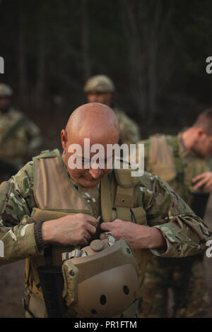 Militare indossa giubbotto antiproiettile Foto Stock