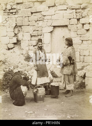Cafetier ambulatoriamente dans les rues de Jérusalem, fotografia orientalista, Bonfils, Félix, 1831-1885, 1880 Foto Stock
