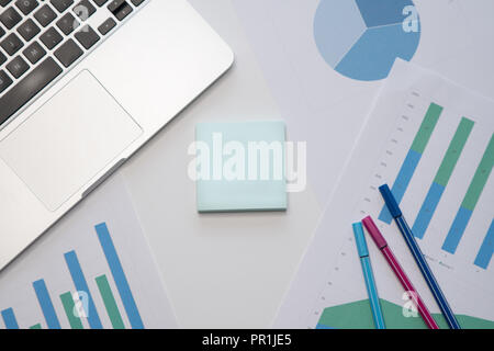 Scrivania in ufficio. Blank note adesive. Vista dall'alto. Il concetto di business Foto Stock