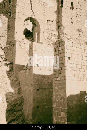 Palmyra. Il castello turco. Ponte di pontili e ingresso al castello. 1920, Siria, Tadmur Foto Stock