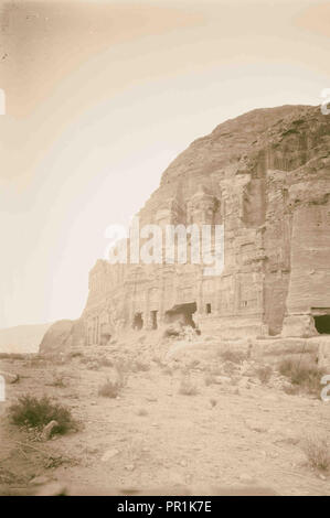 Petra (Wadi Musa). Teatro e el-khubta area. "Corinthian' e 'Palazzo' monumenti. Su el-khubta facciata. 1920, Giordania, Petra Foto Stock