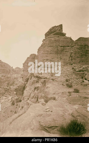 Petra (Wadi Musa). Area El-Habis. El-Habis fortificazioni. L'acropolis hill. Mostra quasi inaccessibile ascesa. 1920, la Giordania Foto Stock