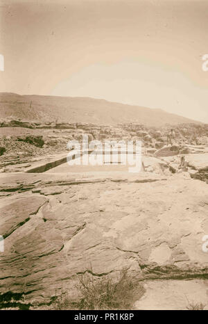 Petra (Wadi Musa). El-Farasah & obelisco zona di colmo. Il grande alto luogo del sacrificio. La corte. 1920, Giordania, Petra Foto Stock