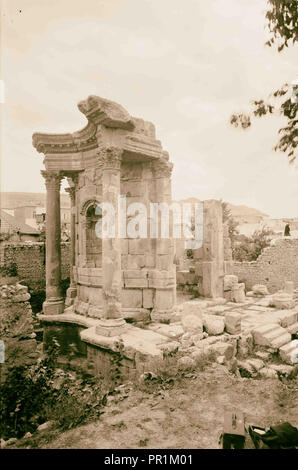 Baalbek. Tempio di Venere. Ingresso e int[erior] guardando fuori. 1936, Libano, Baʻlabakk, BaʻLabakk Foto Stock