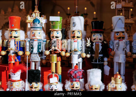 Schiaccianoci al mercatino di Natale in piazza Alexanderplatz in inverno Berlino, Germania. Fiera dell'avvento di decorazione e di bancarelle con oggetti di artigianato del Bazaar. Foto Stock