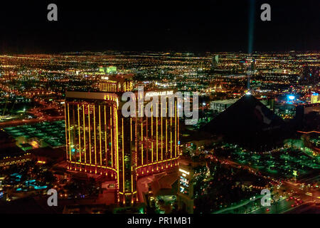 Las Vegas, Nevada, Stati Uniti - Agosto 18, 2018: vista aerea di Las Vegas Skyline di notte. Volo panoramico sopra la piramide di Luxor Hotel Casino con spettacolo di luci e Mandalay Bay Resort Casino. Foto Stock