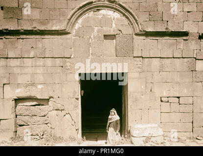 Jebel el-Drusi & Hauran. Ezraa. Ingresso alla chiesa bizantina che mostra iscrizione greca al di sopra di porta. 1938, Siria, Izra Foto Stock