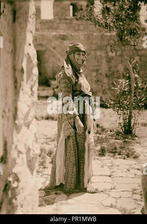 Tipi di contadini. Fanciulla di Nazareth. (Nel vecchio switch brocade abito). 1898, Israele, Nazareth Foto Stock