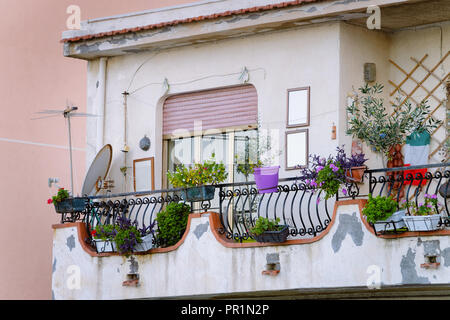 Balcone con fiori in Santa Teresa di Riva vicino a Messina, Sicilia, Italia Foto Stock