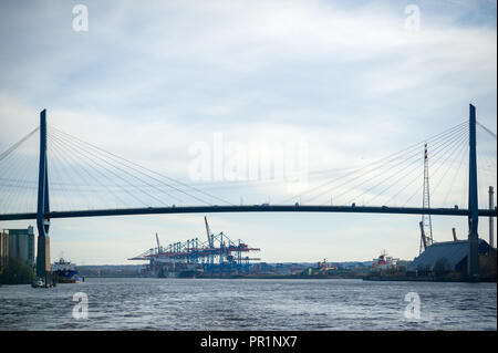 Amburgo, Germania - 20 Marzo 2014: vista dalla linea di traghetto 61 a Koehlbrandbridge e container terminal Altenwerder in background in giornata soleggiata in hambur Foto Stock