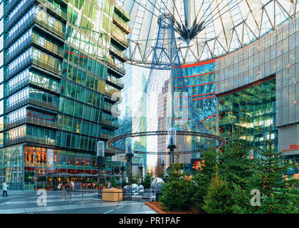 Berlino, Germania - 13 dicembre 2017: Mercatino di Natale presso il Sony Center am Potsdamer Platz di Berlino invernale, Germania. Foto Stock