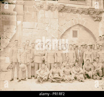 British sconosciuto gruppo militare durante il mandato della Palestina in corte del Santo Sepolcro Chiesa. 1917, Gerusalemme Foto Stock