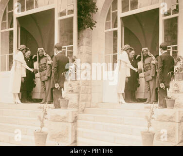 L'emiro Abdullah di Transgiordania stringono le mani con la signora Churchill Winston Churchill in piedi accanto alla signora Churchill, governo Foto Stock