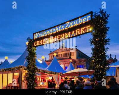 Berlino, Germania - 13 dicembre 2017: notte Il Mercatino di Natale di Gendarmenmarkt in inverno Berlino, Germania. Fiera dell'avvento di decorazione e di bancarelle di artigianato Foto Stock