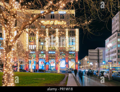 Berlino, Germania - 13 dicembre 2017: Potsdamer Platz con decorazione di Natale in inverno Berlino, Germania. Foto Stock