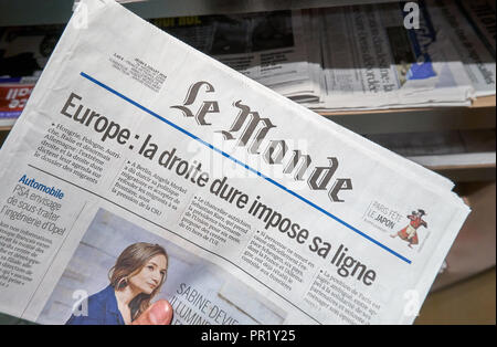 MONTREAL, Canada - 14 settembre 2018: giornale Le Monde ha in una mano. Le Monde è un quotidiano francese quotidiano del pomeriggio Foto Stock