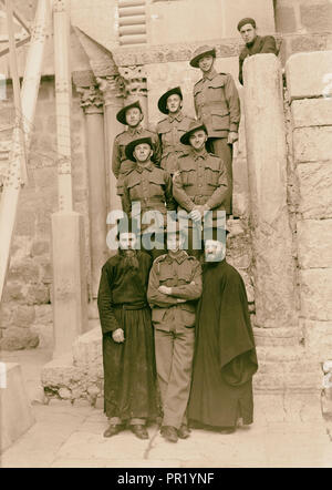 Soldati australiano & monaci greci nella chiesa del Santo Sepolcro 1940, Gerusalemme, Israele Foto Stock