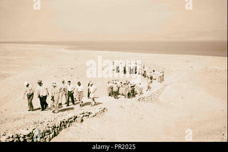 La gente sulla strada per le grotte di Qumran dove rotoli del Mar Morto sono stati trovati. 1958, West Bank, sito di Qumran, Medio Oriente, Israele Foto Stock