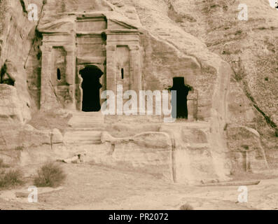 Petra. El-Farasah & obelisco zona di colmo. Monumento classico, Wadi Farasah, mostrando rock canali di taglio e la piscina per la raccolta Foto Stock