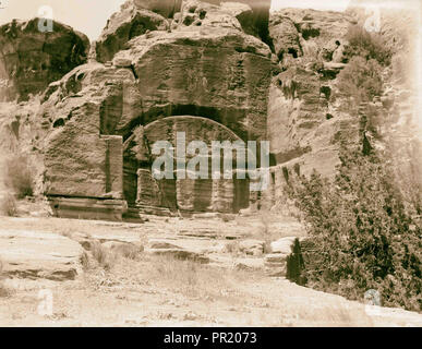Petra. El-Farasah & obelisco zona di colmo. Sala romana, Wadi Farasah. Talee di roccia per ricevere volte in muratura. 1920, Giordania, Petra Foto Stock