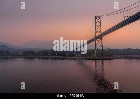 Vancouver, Canada. Agosto 22, 2018. Il wildfire fa fumo per cieli nebuloso sul B.C coast Foto Stock