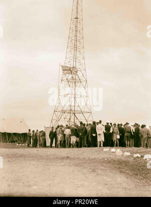 Inaugurazione della Palestina Broadcasting Service. Marzo 30 -1[936]. La folla vicino al montante di radiodiffusione [Ramallah], West Bank, Rām Foto Stock